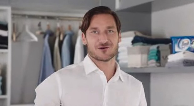 Francesco Totti nuovo testimonial del detersivo Dash, ma sui social scoppia la polemica