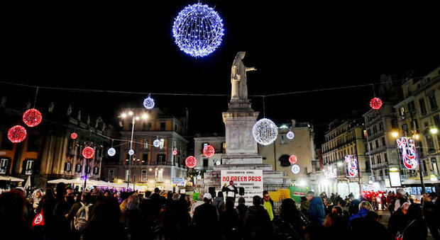No vax a Napoli, rivolta a piazza Dante: «Incassi in calo del 40%, liberateci»