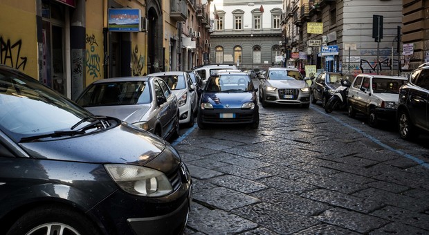 Da piazza Garibaldi a Port'Alba, Napoli ostaggio della doppia fila: «Noi prigionieri delle auto»