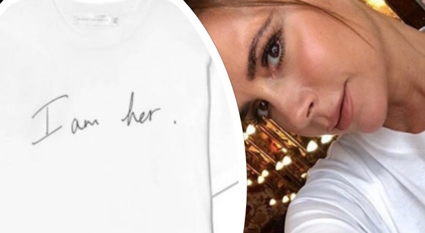 Victoria Beckham lancia una collezione di T-shirt per l'8 marzo: «Così aiutiamo le donne più deboli»