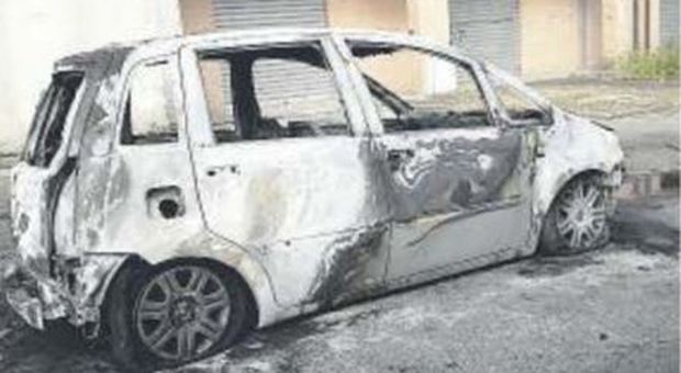 Un'altra auto in fiamme nella notte: scatta l'allerta al Rione Libertà