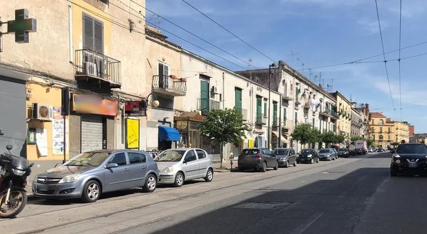 Napoli, binari del tram come parcheggio: San Giovanni ostaggio della sosta selvaggia