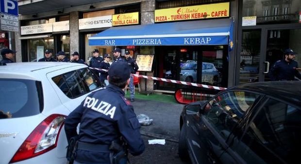 Milano, minaccia i passanti con i coltelli, gli agenti sparano e lo feriscono