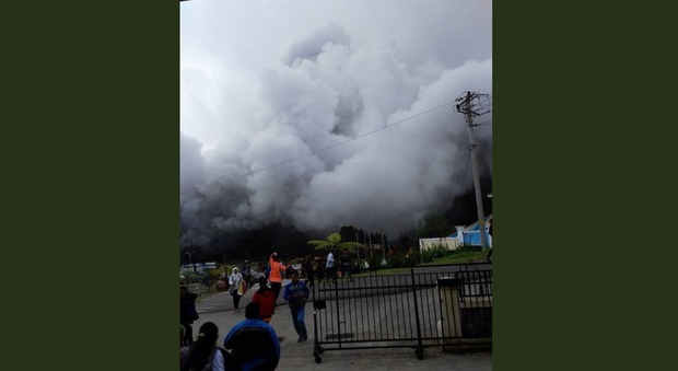 Paura in Indonesia, il vulcano Dieng erutta all'improvviso: 10 turisti feriti -Guarda