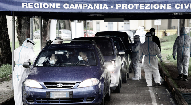 Covid a Napoli, riparte il drive in al Frullone: tamponi rapidi agli studenti