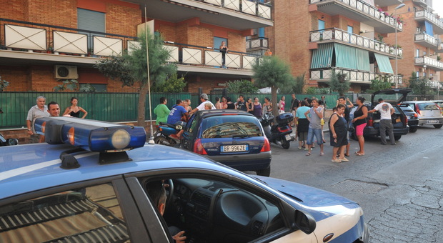 Ostia, lancio di vasi dai balconi contro l'arresto del pusher: polizia aggredita dai residenti