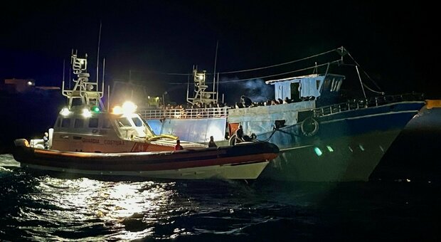 Barca affonda a Lampedusa, 49 migranti portati in salvo ma si temono dispersi