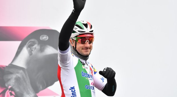 Giro d'Italia, Viviani primo in volata nella terza tappa ma viene declassato. Vince Gaviria