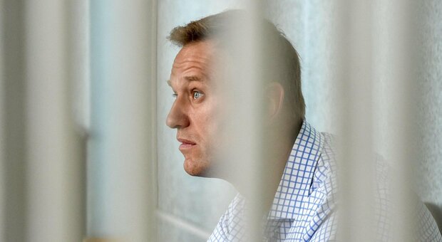 Russia, Navalny trasferito in un ospedale per detenuti. Lo staff: «È grave, non fatevi ingannare»