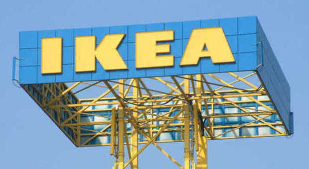 Ikea, imbottisce una sedia con 1800 euro di articoli e va alle casse