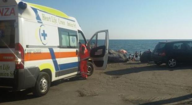 Ladispoli, malore in spiaggia: muore una turista di 77 anni