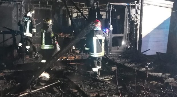 Incendio in un campeggio a Terracina, le fiamme distruggono un modulo abitativo