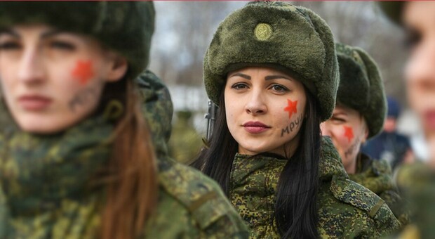 Per le soldatesse russe un concorso di bellezza: kalashnikov e rossetti durante la guerra in Ucraina