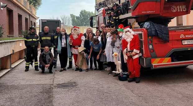 E' arrivato il Natale al Salesi di Ancona: il Santa Claus dei Vigili del Fuoco emoziona i piccoli ospiti