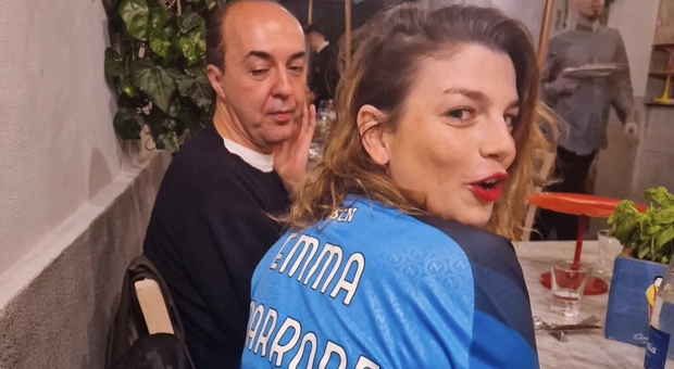 Emma Marrone, pizza a Napoli con la maglia azzurra