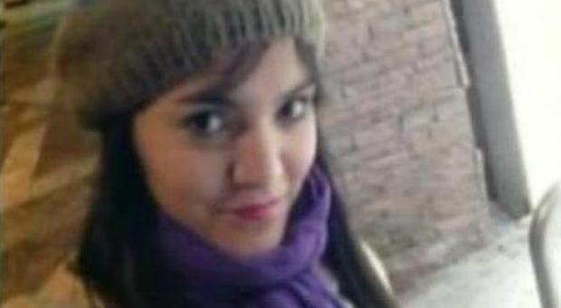 "Fermati, non mi uccidere": Carla, 24 anni, strangolata in casa dal fratello 16enne