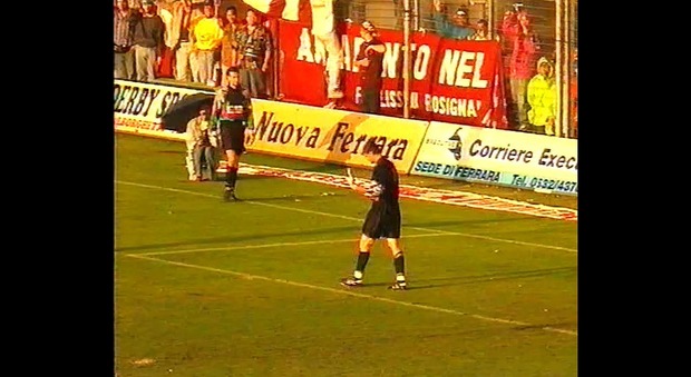 Un momento di Fermana-Livorno, giocata a Ferrara, finale playoff valevole la promozione in C1