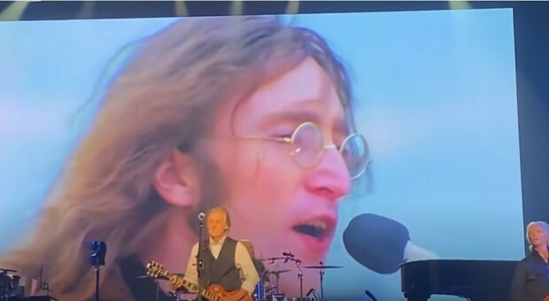 Paul McCartney e John Lennon, il duetto virtuale nel nuovo tour dell’ex Beatle