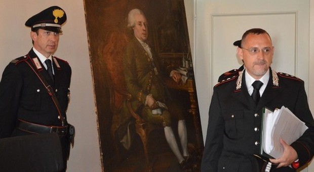 Il capitano Carmelo Grasso accanto al dipinto del Goya confiscato