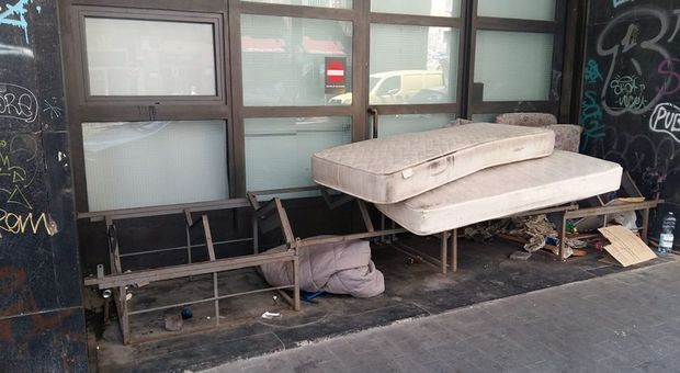Napoli, le Poste Centrali come un dormitorio: «Si faccia qualcosa per questa povera gente»