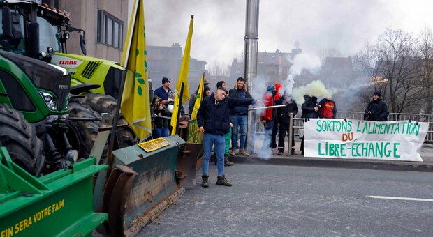 Trattori, protesta a Bruxelles: incendi e lancio di petardi davanti alle istituzioni Ue