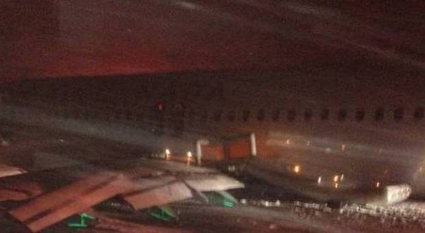 Canada, aereo fuoripista perde un'ala in fase di atterraggio: 22 feriti