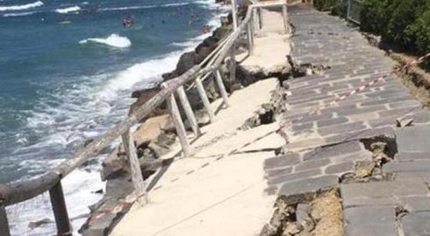 Ischia. La mareggiata distrugge la strada della spiaggia a Citara