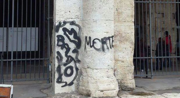 Roma, vandali al Colosseo: su un pilastro spuntano scritte minacciose