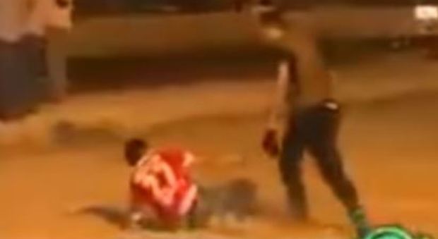 Egitto, fuori dallo stadio un poliziotto massacra di botte un ragazzino: video choc