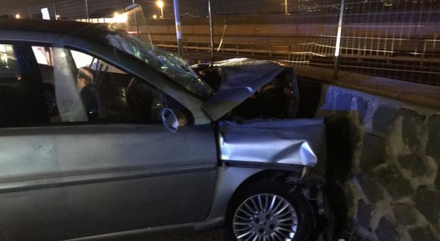 Auto contro muro in curva: tre feriti nella notte a Torre del Greco