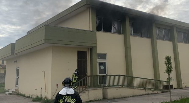 Incendiano la palestra della scuola, denunciati tre minori nel Casertano