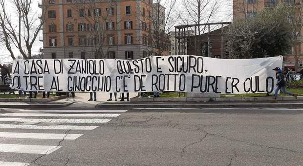 Roma-Lazio, insulti prima del derby: nuovo striscione contro Zaniolo a Ponte Milvio. E lui replica: «Sfondiamoli»