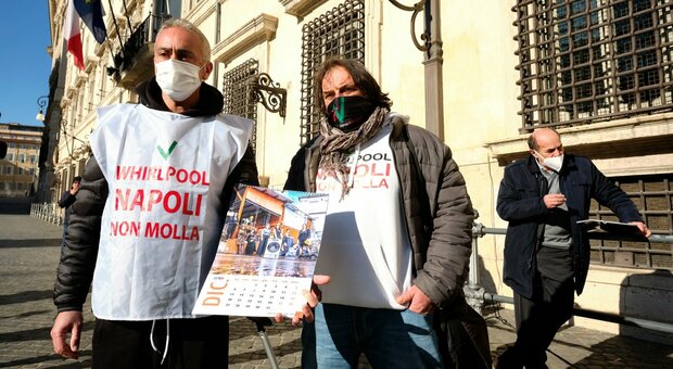 Whirlpool Napoli, gli operai a Roma da Conte: «Insostenibile una crisi di governo oggi»
