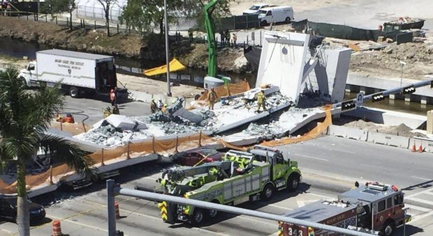 Florida, crolla ponte pedonale: «Almeno 6 morti». Otto auto intrappolate
