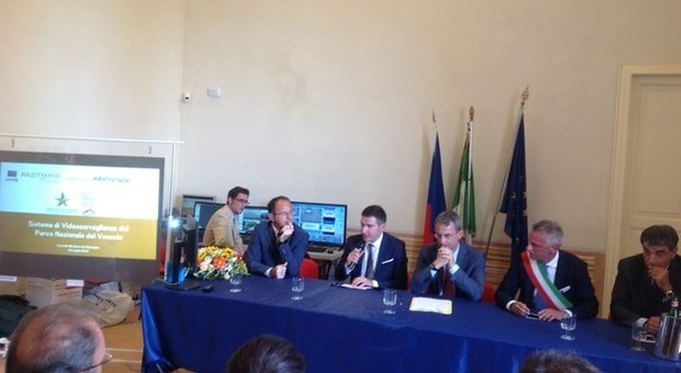 Il ministro Costa a Ottaviano: «35 telecamere sul Vesuvio»