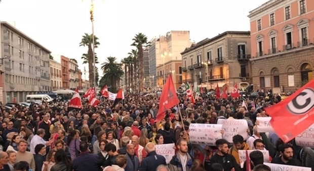 Bari, in migliaia al corteo antifascista