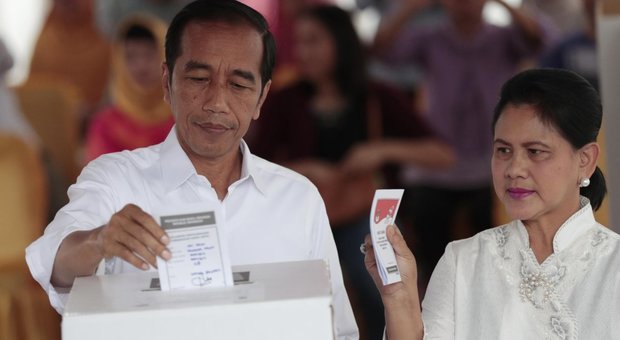 Joko "Jokowi" Widodo al seggio con la moglie Iriana