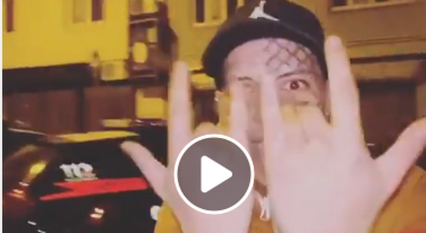 Napoli, rapper salta sull'auto dei carabinieri e posta il video: «Lo abbiamo denunciato»