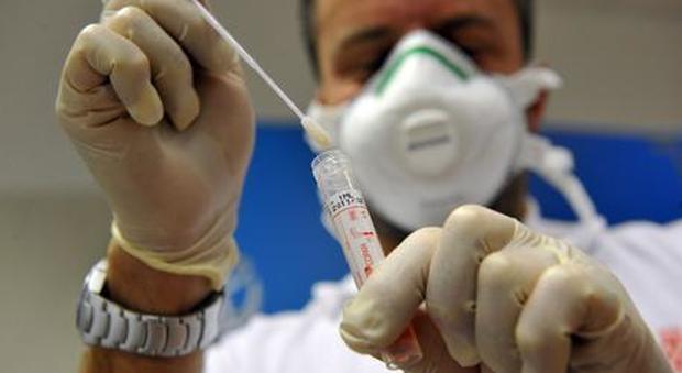 Coronavirus, l'epidemiologo: «Guanti non servono a niente, anzi peggiorano la situazione»