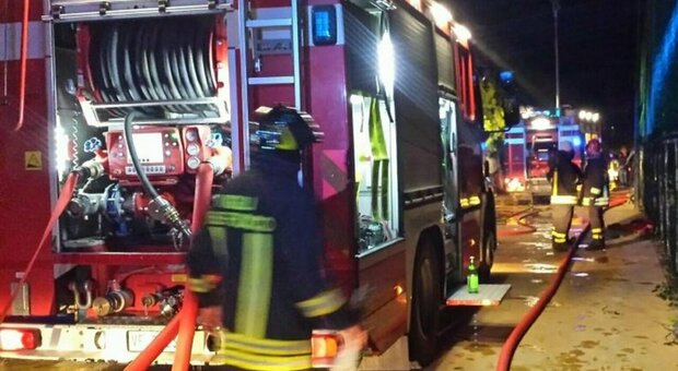 Incendio distrugge furgone per la vendita ambulante, non ci sono feriti: indagini in corso