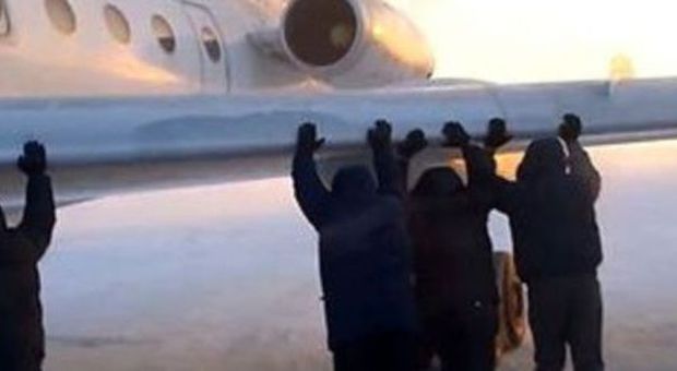 Siberia, spinsero l'aereo bloccato dal ghiaccio: licenziati 3 dipendenti compagnia aerea