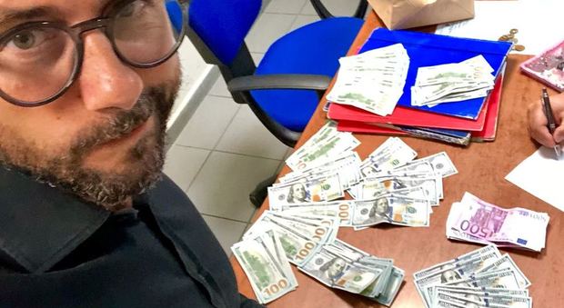 Perde 6.900 dollari e 6.000 euro a Napoli: il ristoratore li trova e li restituisce
