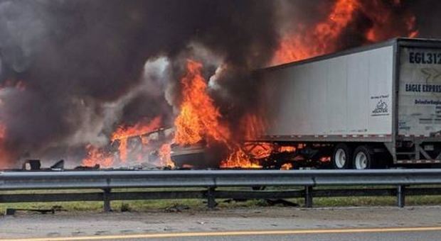 Sei morti e 8 feriti nello scontro fra auto e camion: veicoli in fiamme