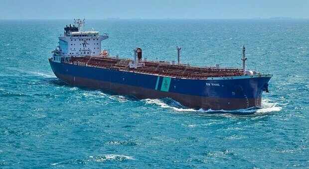 Golfo Persico, sos da 4-5 petroliere: probabile attacco di pirati, uomini armati a bordo di una nave