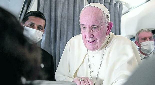 Papa Francesco: «Le carezze alla segretaria dell'arcivescovo di Parigi? Non sono peccato grave»