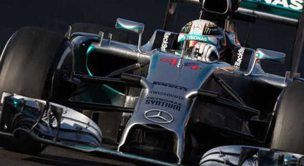 Lewis Hamilton con la sua Mercedes a Sochi