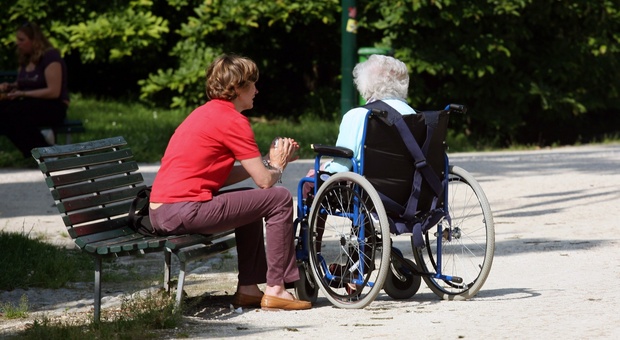 Gli assegni di cura sono rivolti agli anziani non autosufficienti assistiti a casa