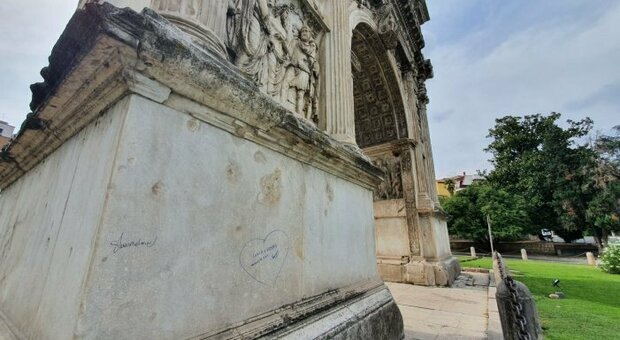 Arco di Traiano sfregiato a Benevento, la Procura apre un fascicolo di inchiesta