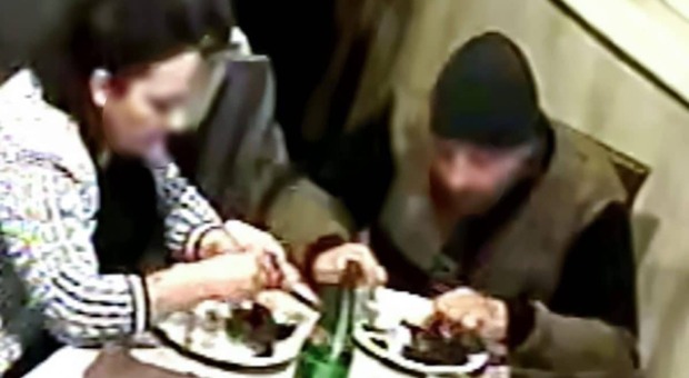 Napoli, vanno a cena ma non pagano il conto: il ristoratore pubblica la foto "Due giorni per saldare o vi denuncio"