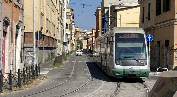 Roma, San Lorenzo contro il tram: «Mezzo vecchio e rumoroso». La linea 19 ha subito numerosi stop